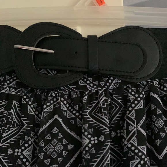 Black and white - Picture 3 of 5